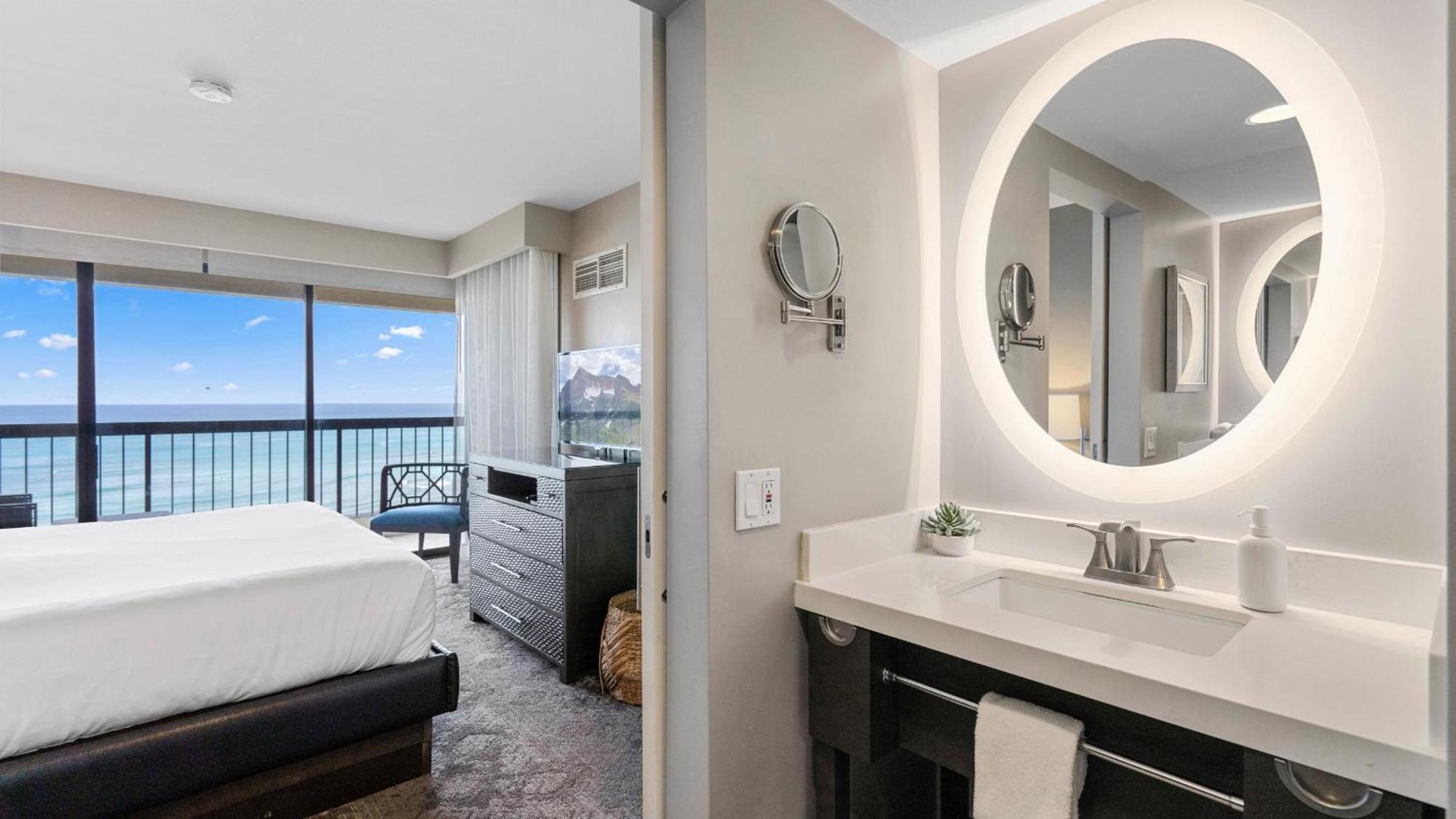 Luxury Oceanfront 2 Bedroom Apartment At Waikiki Beach Tower Honolulu Buitenkant foto